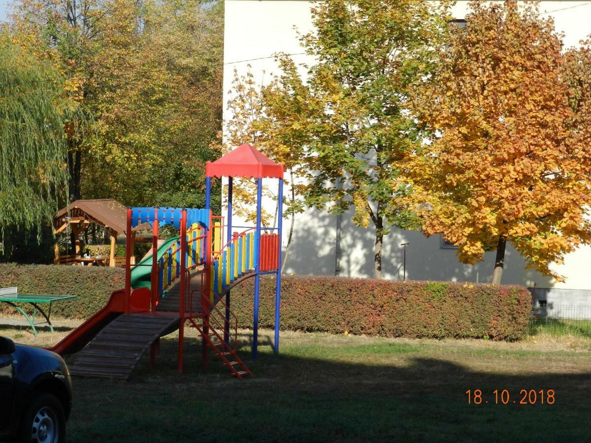 Apartament Cristina Cu Doua Dormitoare & Balcon & Parcare Proprie Onesti Bagian luar foto